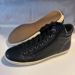 Taos Women Black Union Shoes, Size 8